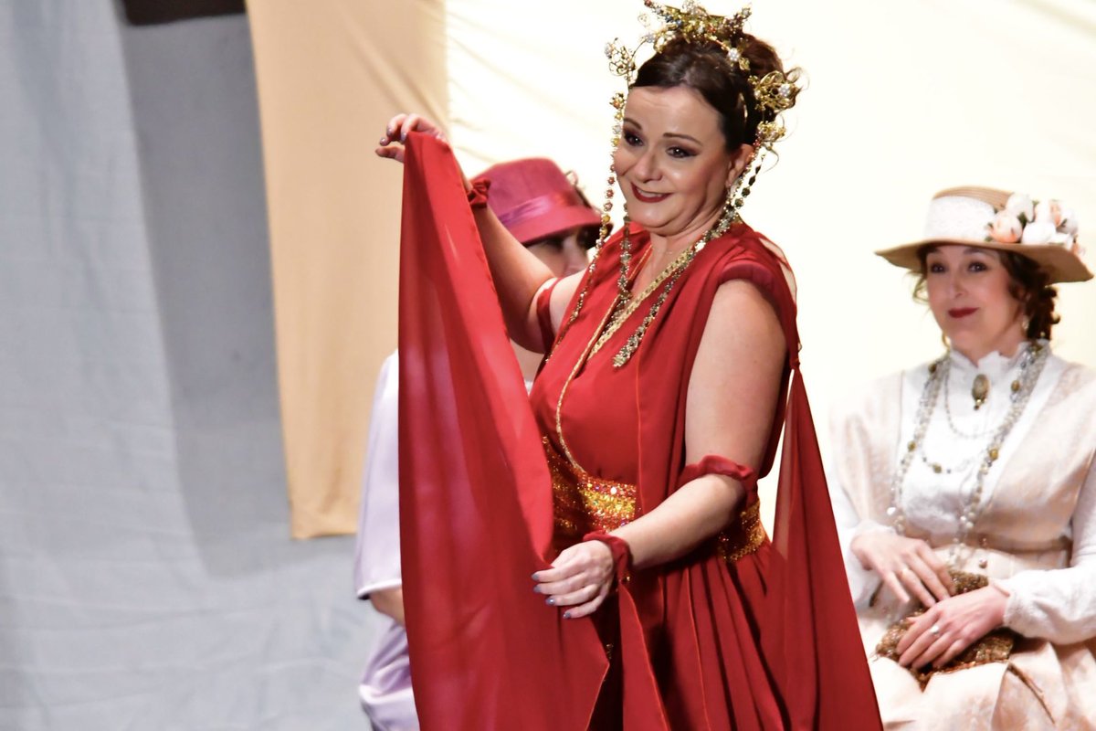 teatroubeda's tweet photo. @Turismodeubeda @aytoubeda La historia gira así en torno a una compañía de ópera, con un texto cargado de ironía, humor y enredos. La dirección de escena es de Juan Corpas y contó con músicos en directo, voces únicas y una gran puesta en escena.

#ÚbedaCapitalCultural
#ÚbedaCiudadDelTeatro 
#Úbeda https://t.co/16LkC0XvrT