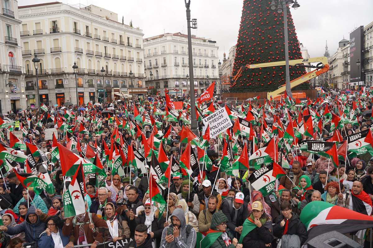 abdulahfpe's tweet photo. Pese a la lluvia, la manifestación contra los Acuerdos Tripartitos de Madrid que tuvo lugar ayer fue multitudinaria.

Contó con una presencia muy significativa de la juventud 🇪🇭.

Gracias a las entidades, formaciones políticas y sindicales que nos acompañaron.

¡Sahara libre 🇪🇭! https://t.co/bUQMe668KR