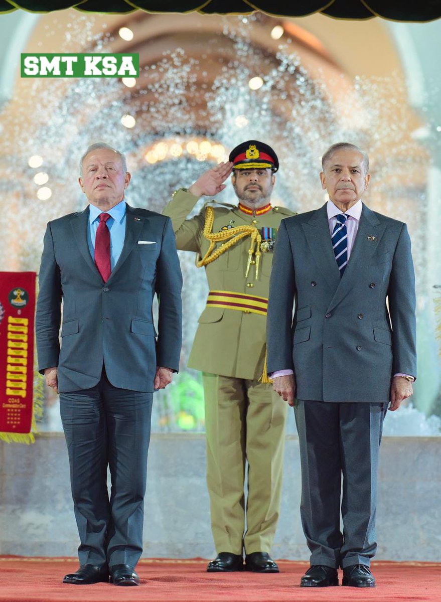 Huseeb59's tweet image. فیلڈ مارشل عاصم منیر کی صدر ہاؤس میں صحافیوں سے غیر رسمی گفتگو!!
▪️معرکہ حق میں فتح ہماری نہیں بلکہ اللہ تعالی کی طرف سے ہمیں تحفہ ہے
▪️پاکستان امن پسند ملک ہے لیکن اگر ہم پر جنگ مسلط کی گئی تو ہمارا جواب وہی ہو گا جو مئی میں تھا
 🇵🇰✨ 
#ProudPakistani
#SaudiaSmt
@OfficialDGISPR