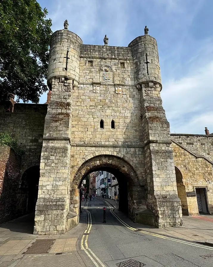 GPics's tweet image. 🏰 Bootham Gateway (Bootham Bar)
📍 York, England

One of the four main medieval gatehouses (bars) in York’s city walls, Bootham Bar was built mainly in the 14th century on a Roman fortress site, featuring Gothic arches and defensive turrets.

#England #Gateway #York