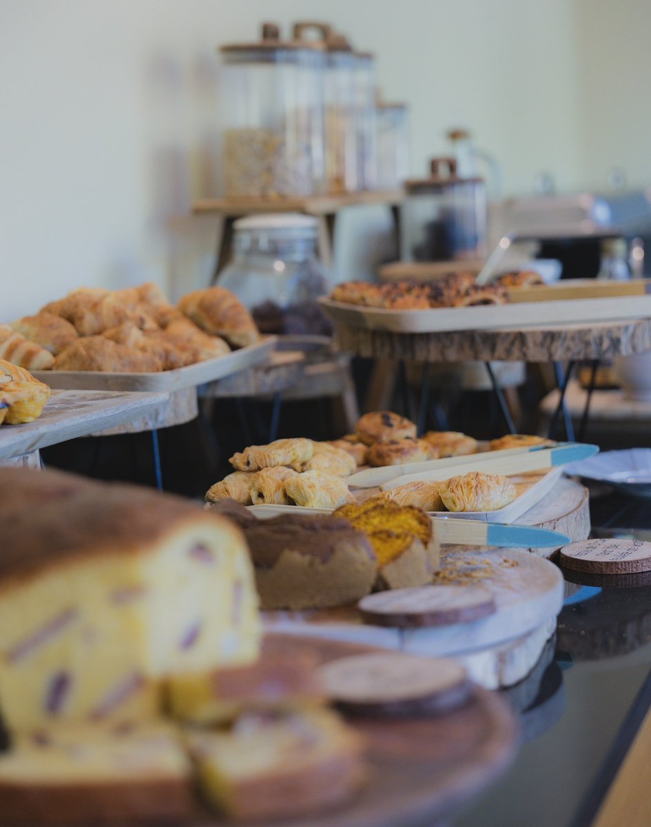 quintadapacheca's tweet photo. Good morning with a taste of Trás-os-Montes. ☀️

At Olive Nature Hotel &amp; Spa, enjoy a breakfast of folar, cakes, cheeses, and fresh fruit. 🌿

📧 reservas@quintavalledepassos.com
📞 +351 913 295 083

#quintavalledepassos #olivenature #flavors #getaway #pachecagroup https://t.co/51bf7bFGOJ