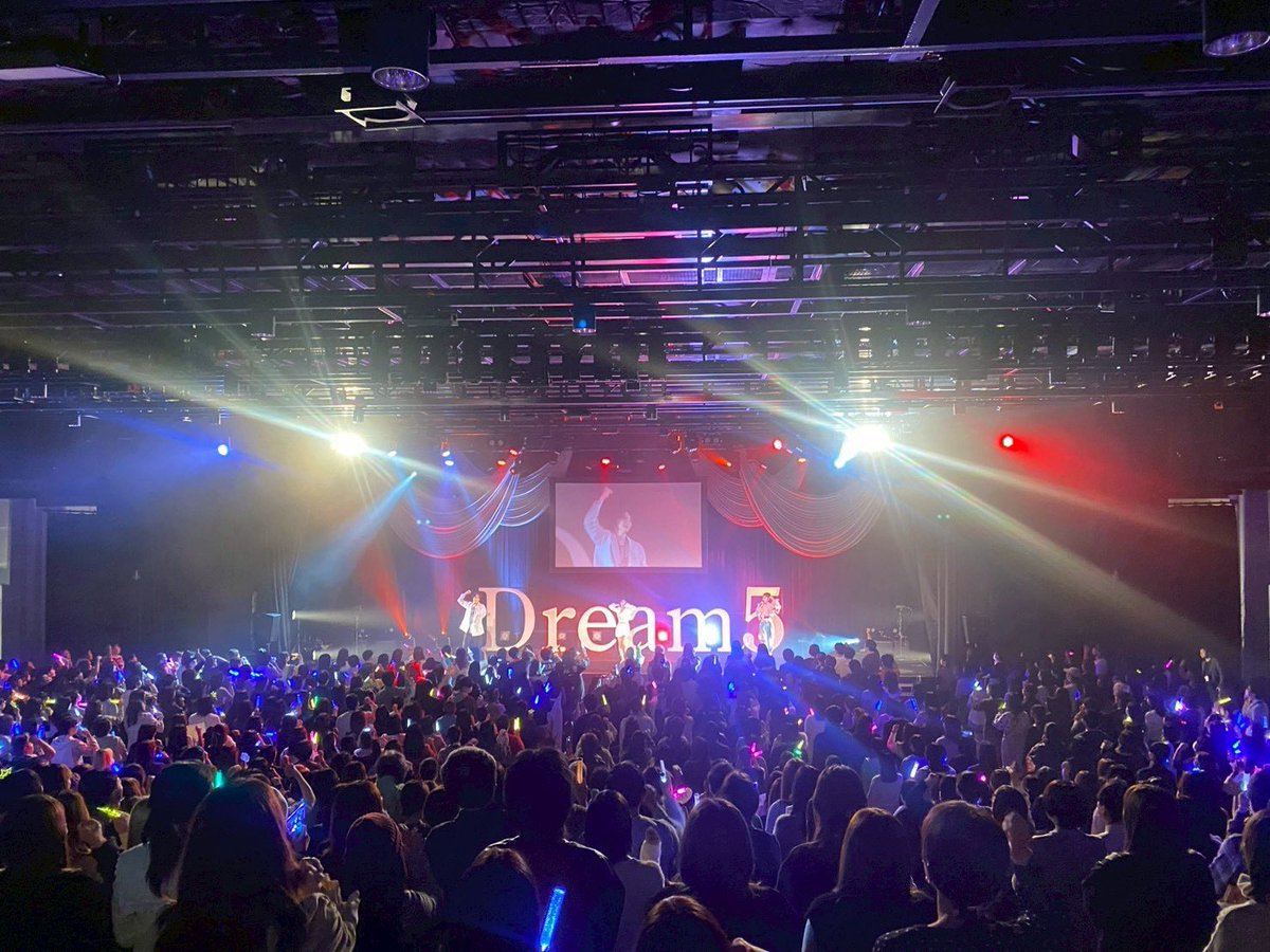 wtwing888's tweet photo. えーんこのさ、Dream5っていうバカデカオブジェの前で歌って踊ってるのホンマに泣けてきたよな😭😭😭😭😭😭😭😭😭😭 https://t.co/kRDqqio2kf