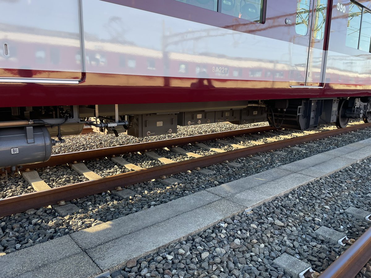 iloha_train's tweet photo. 近鉄8A系のM車にあるこの床下の謎の空間。
要は1A系の抑速抵抗器の場所らしい、という事を知る。 https://t.co/2b8dLE4GGC