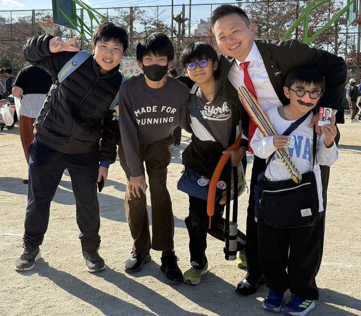 【忙中閑あり】
先週は約50件の勉強会や打ち合わせがありバタバタバタバタでした。
そんななかでも週末に子供達に「土田しんだぁー」と声を掛けてもらいました！
ありがとう！！安らぎました。
#土田しん
#東京13区
#足立区