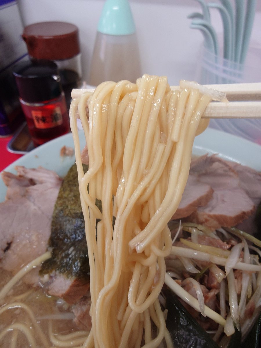 ado0217's tweet photo. 中郡大磯町生沢（神奈川県）
ラーメンショップ 大磯店
ネギチャーシューメン＋トッピング ワカメ＋ネギ丼　1250＋100＋300円
11月12日オープンの椿系のラーメンショップです。
豚骨感普通、醤油感普通の背脂豚骨醤油スープ。
麺はややかための中細。
トッピングが豊富でボリュームがあります。 https://t.co/io8S2fWY80