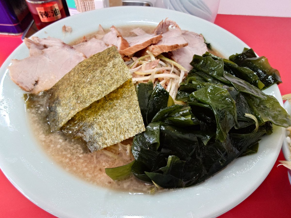 ado0217's tweet photo. 中郡大磯町生沢（神奈川県）
ラーメンショップ 大磯店
ネギチャーシューメン＋トッピング ワカメ＋ネギ丼　1250＋100＋300円
11月12日オープンの椿系のラーメンショップです。
豚骨感普通、醤油感普通の背脂豚骨醤油スープ。
麺はややかための中細。
トッピングが豊富でボリュームがあります。 https://t.co/io8S2fWY80