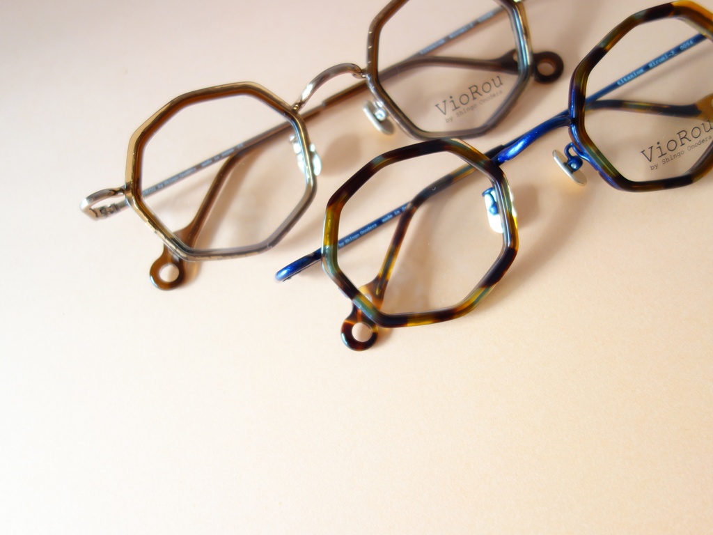 LOYDCLUB's tweet image. 【ヴィオルー】新作★Hiromi2 入荷しました！
ブランドらしい美意識と機能性を高い次元で両立させた一本。フロントには純チタン製のメタルリムを用い、その内側にはアセテート素材を合わせることで、軽やかさと質感の奥深さを演出しています。ぜひ店頭でお試しくださいね。　loydclub.hamazo.tv/e10090748.html