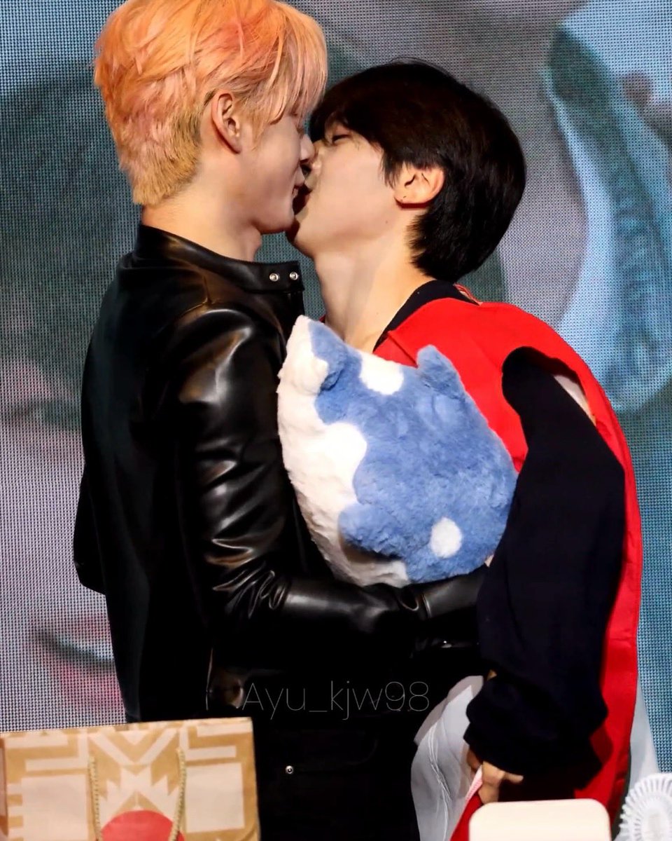 smolgyub's tweet image. gunwook spent 2,5 years making geonmaet a government ship ONLY FOR MATTHEW TO KISS JIWOONG ON THE LIPS mattwoong in 2025 what is going on