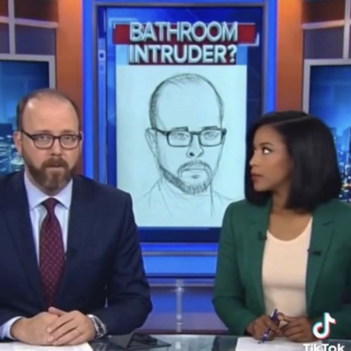 Happy Sunday X be aware of your surroundings. 💋