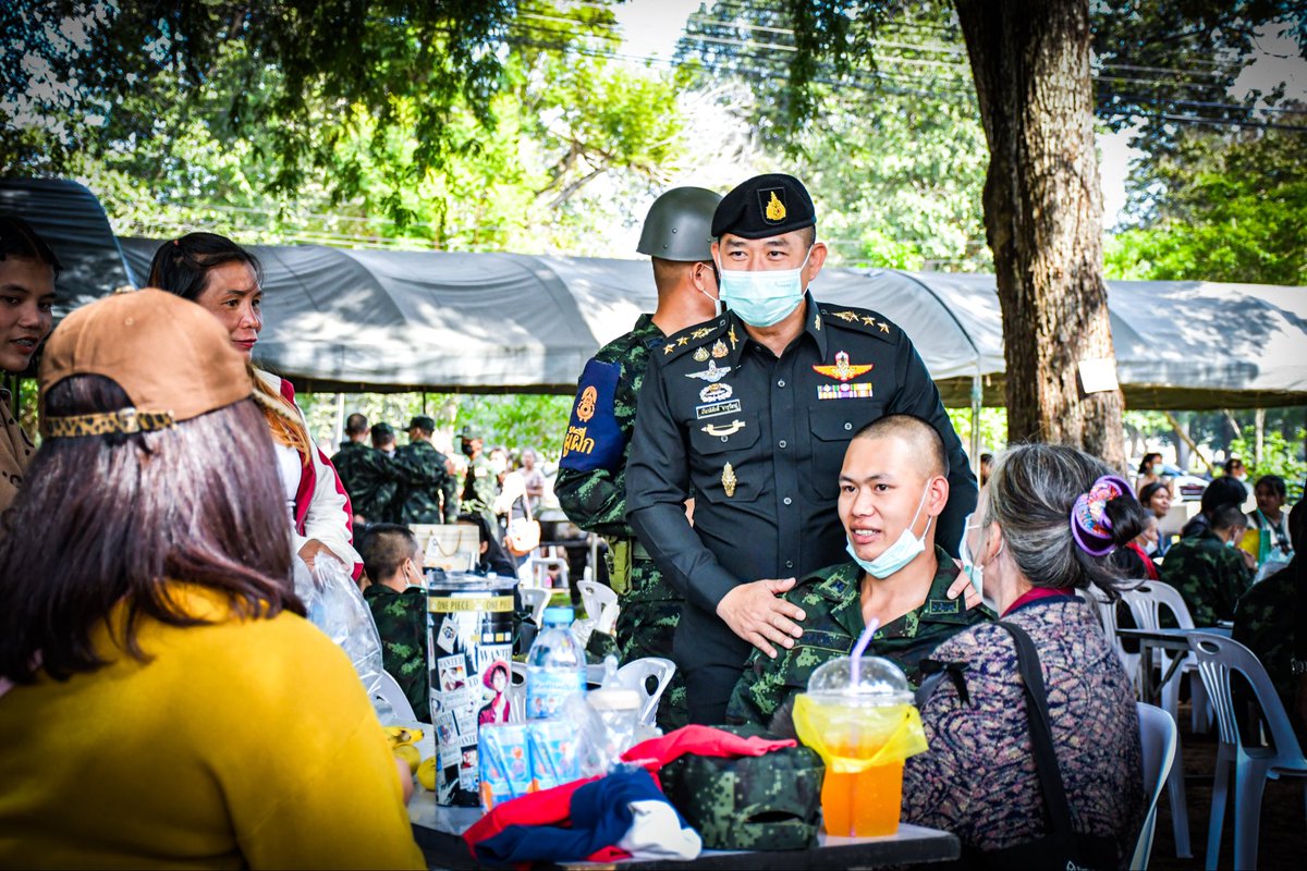 23regiment's tweet photo. “เยี่ยมญาติครั้งแรก ❤️ เติมกำลังใจจากครอบครัวน้องคนเล็กกองทัพบก” https://t.co/FDjlbepSuc