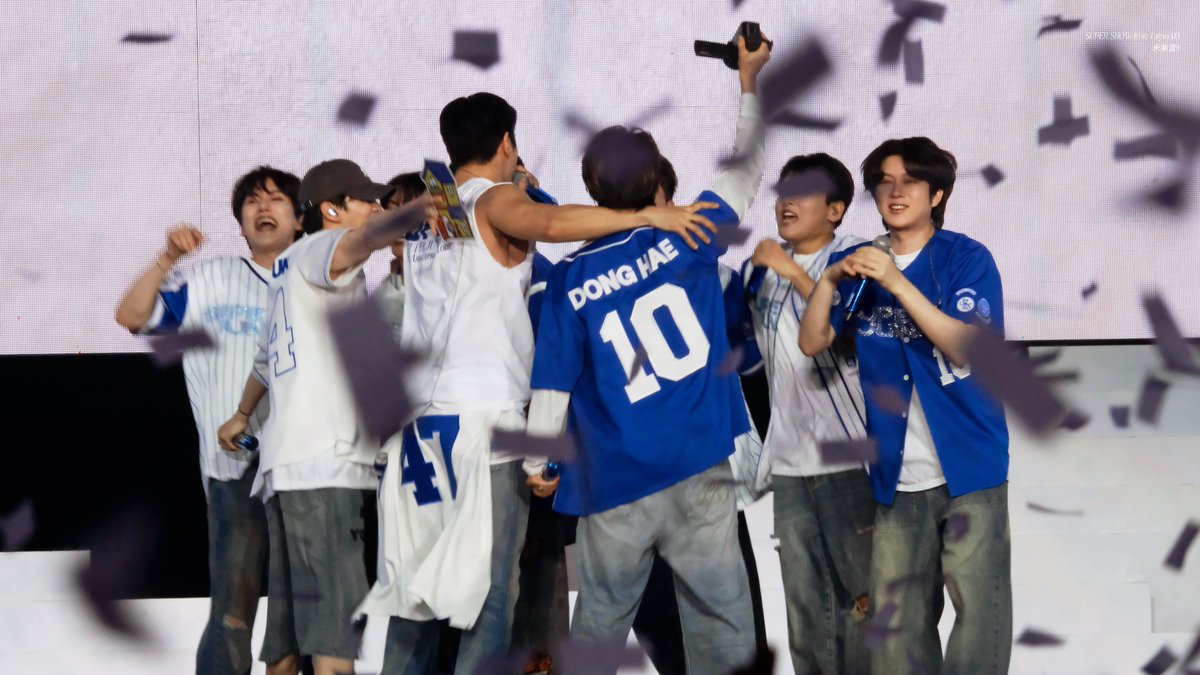 늘 고맙고 사랑한다
#SUPERJUNIOR 
#슈퍼주니어
#SUPERSHOW10
#SS10_in_Taipei_D3
#Leeteuk
#Heechul
#Yesung
#Shindong
#Eunhyuk
#Siwon
#Donghae
#Ryeowook 
#Kyuhyun