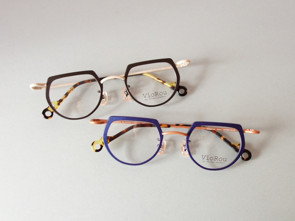 LOYDCLUB's tweet image. 【ヴィオルー】VioRou 人気モデル★"Kana" 入荷しました！日常使いにぴったりな軽やかさとさりげないデザイン性を兼ね備えたデザインです。ちょっと変わったシェイプでフレームとテンプルに異なるカラーパーツを採用したVioRouらしいバイカラー。ぜひ店頭でお試しくださいね。loydclub.hamazo.tv/e10090783.html