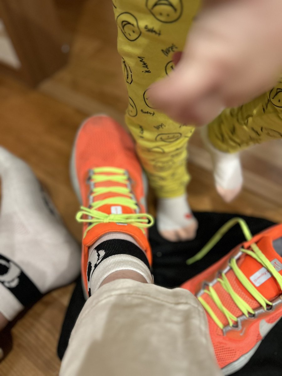 23aska1's tweet photo. シューズの紐を交換❗️オレンジに蛍光グリーンを入れるとレーシーになるよね❗️ https://t.co/sdKlNFsfwY