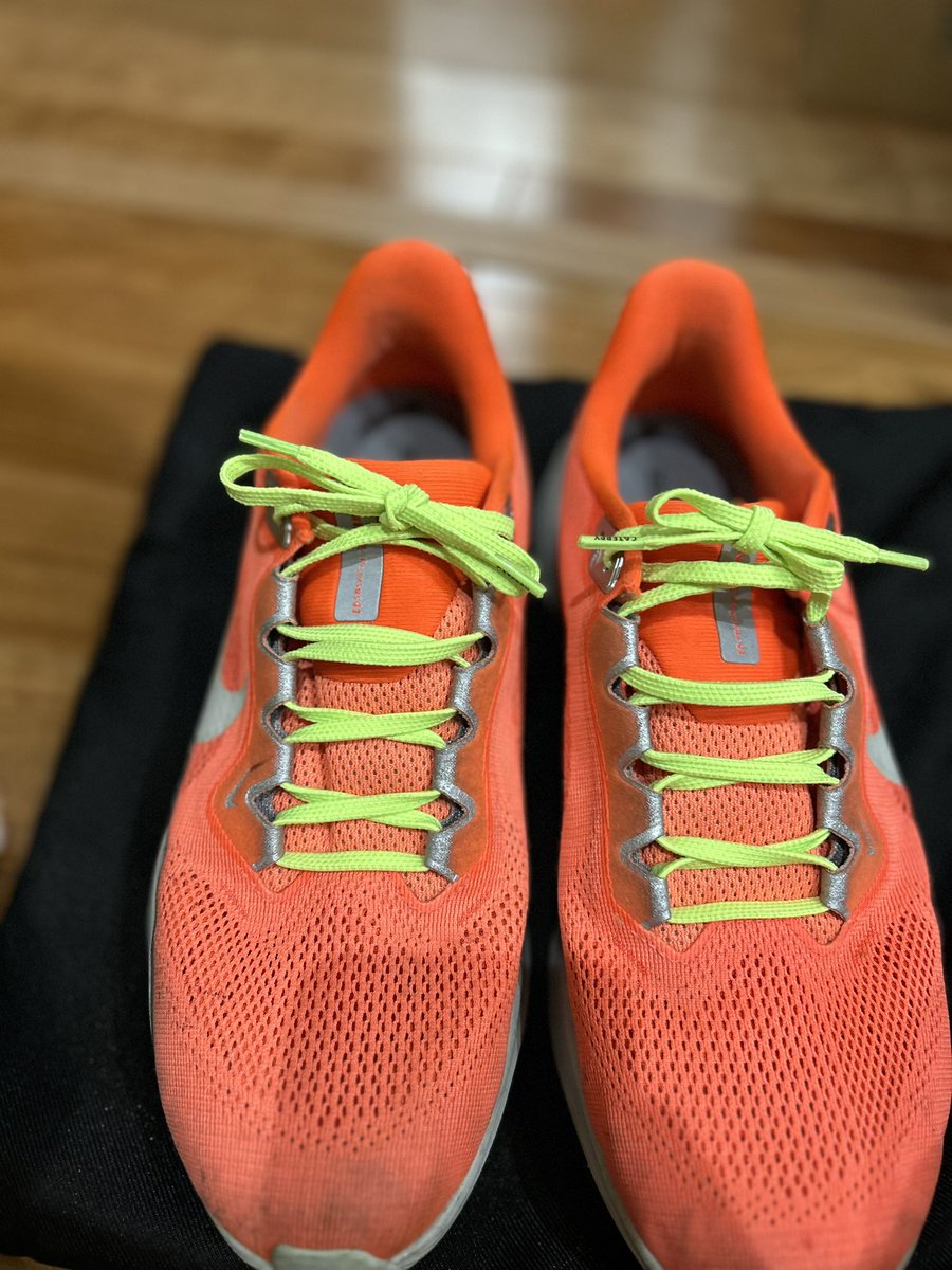 23aska1's tweet photo. シューズの紐を交換❗️オレンジに蛍光グリーンを入れるとレーシーになるよね❗️ https://t.co/sdKlNFsfwY