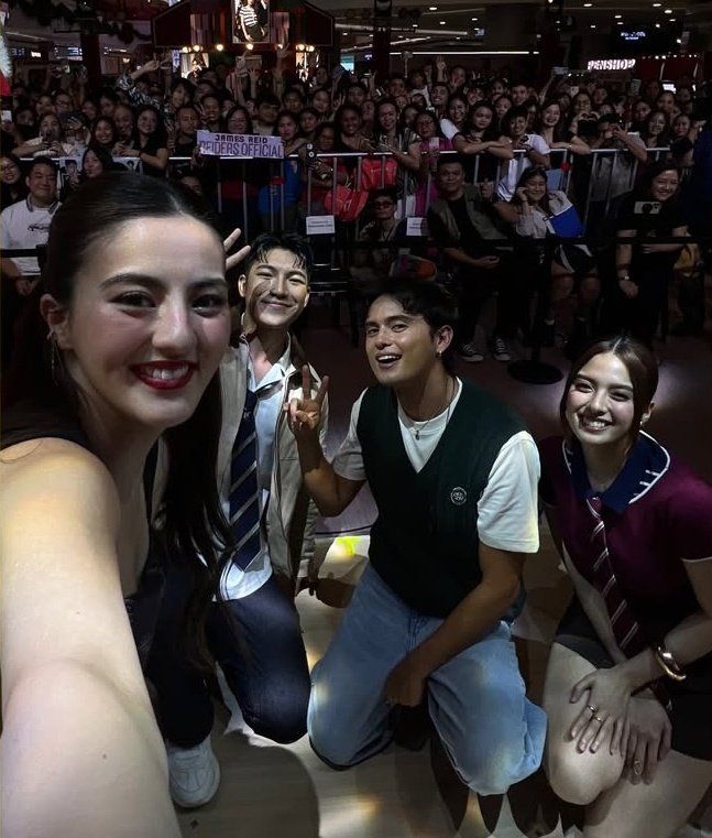 cassren_mav's tweet photo. CassRen with their clubpenshoppe family! https://t.co/XG60sTZ6xj
