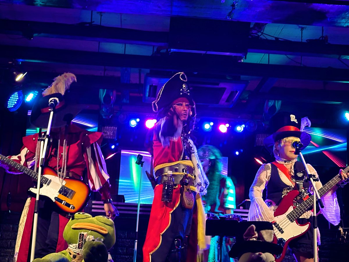 WILLIAM_VPRO's tweet image. #VPRO海賊団
#SUNDAYLIVE
UTAGE完了しました💀✨️
UTAGEに間に合わなかったー💦でも会いたかった！とわざわざ駆けつけてくださった方も！！😭✨️
も〜ね！嬉しい😭✨️
初めてお会いした皆さん、駆けつけてくださった皆さん、ありがとうございました！
来週末、福岡と長崎でお会いしましょう🏴‍☠️✨️