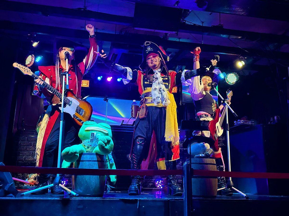 WILLIAM_VPRO's tweet image. #VPRO海賊団
#SUNDAYLIVE
UTAGE完了しました💀✨️
UTAGEに間に合わなかったー💦でも会いたかった！とわざわざ駆けつけてくださった方も！！😭✨️
も〜ね！嬉しい😭✨️
初めてお会いした皆さん、駆けつけてくださった皆さん、ありがとうございました！
来週末、福岡と長崎でお会いしましょう🏴‍☠️✨️