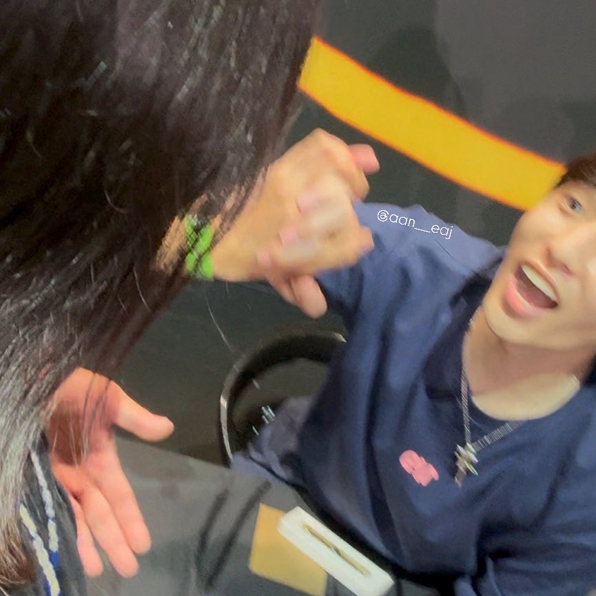 앞에서 계속 영어 당당한말투?(뭔말알?)하다가 내 차례때 한국말로 “제형안녕..!” 하니까 갑자기 3살 아기말투로 “허억..안녕..!!” 라고 하는거 ㅈㅉ귀여워서 한입에 와앙 하고싶었어
근데 왜케 놀란거야? >>니어케여까지왔노<< 표정같아서 개웃겨 아 ㅈㅉ왜케기여워 ㅎ ㅏ 결혼하고싶다