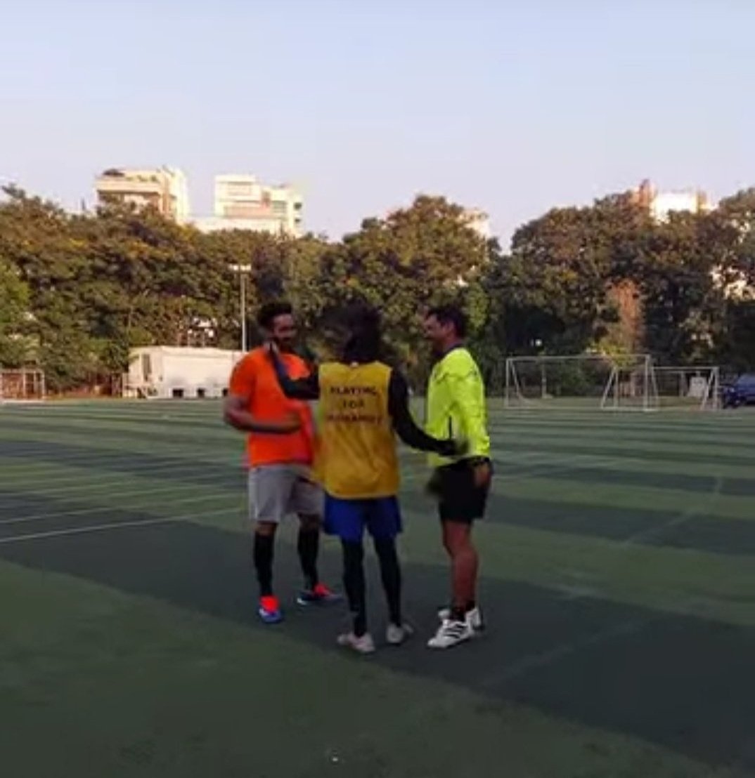 blackdollphin's tweet image. It could have been the meet cute of the winners... Still forever bros 🤝

#BB18 ❤️ #BB19 💔 

#KaranveerMehra #AbhishekBajaj 

#Abhinoor