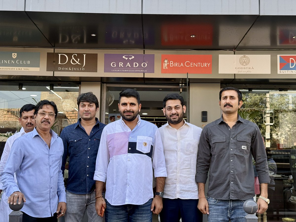 आज मसूरिया जोधपुर में स्थित SP TAILORS &amp; CUT PIECE STORE पर श्री शशि प्रकाश जी प्रजापत और साथी सुमित प्रजापत जी एवं समस्त परिवारजनों से आत्मीय से मुलाकात हुई।
आप सभी स्नेहीजनों द्वारा मिले असीम प्रेम एवं स्नेह के लिए हृदय की गहराइयों से आभार।