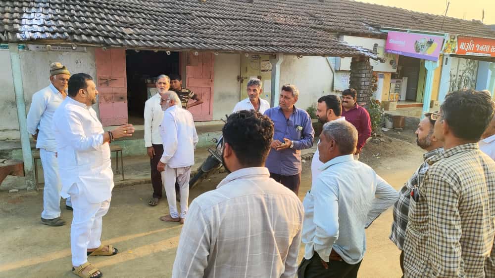 Kiritbhai_Patel's tweet image. આજરોજ વિસાવદર તાલુકા ના ગોરખપરા ( સરસઈ ) ગામ ની મુલાકાત કરી ગામ લોકો સાથે સંવાદ કરેલ.