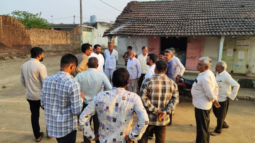 Kiritbhai_Patel's tweet image. આજરોજ વિસાવદર તાલુકા ના ગોરખપરા ( સરસઈ ) ગામ ની મુલાકાત કરી ગામ લોકો સાથે સંવાદ કરેલ.