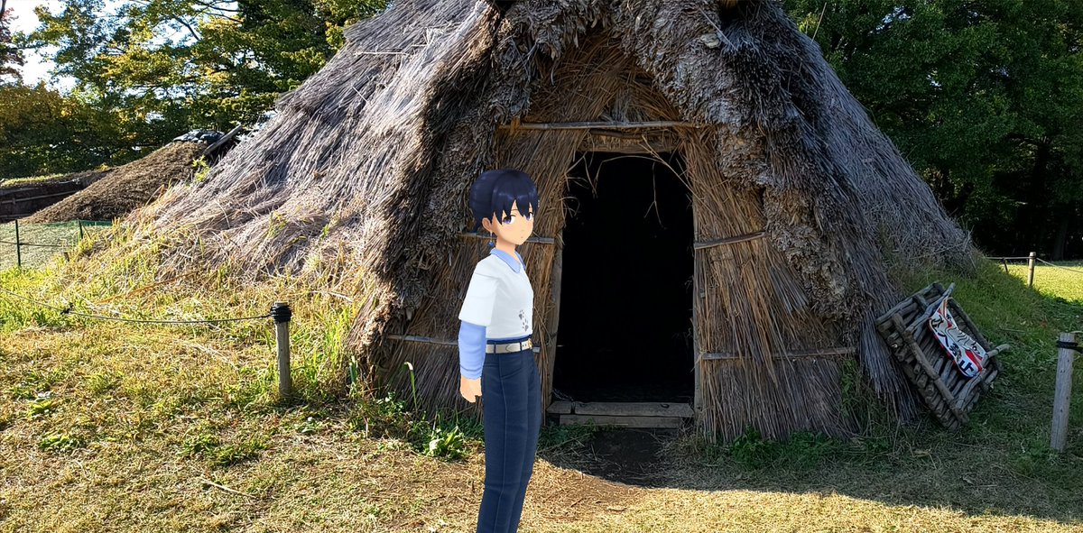 Aj785Aj's tweet image. 【サトカと1号住居】

　こっちは全国でも珍しい笹葺きの竪穴式住居だって。

｢中は結構広いですね。

　あっ！これは外に出ると縄文時代にタイムスリップしてるパターンじゃない？

｢異世界転移ならまだしも流石に縄文時代は遠慮したいですよ。

#スクスト2
#スクストカメラ
#勝坂遺跡公園