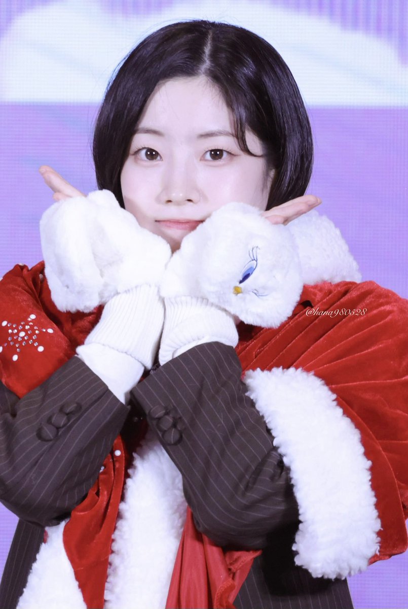 dahyunpopbase's tweet image. Ready for Christmas? ❤️☃️