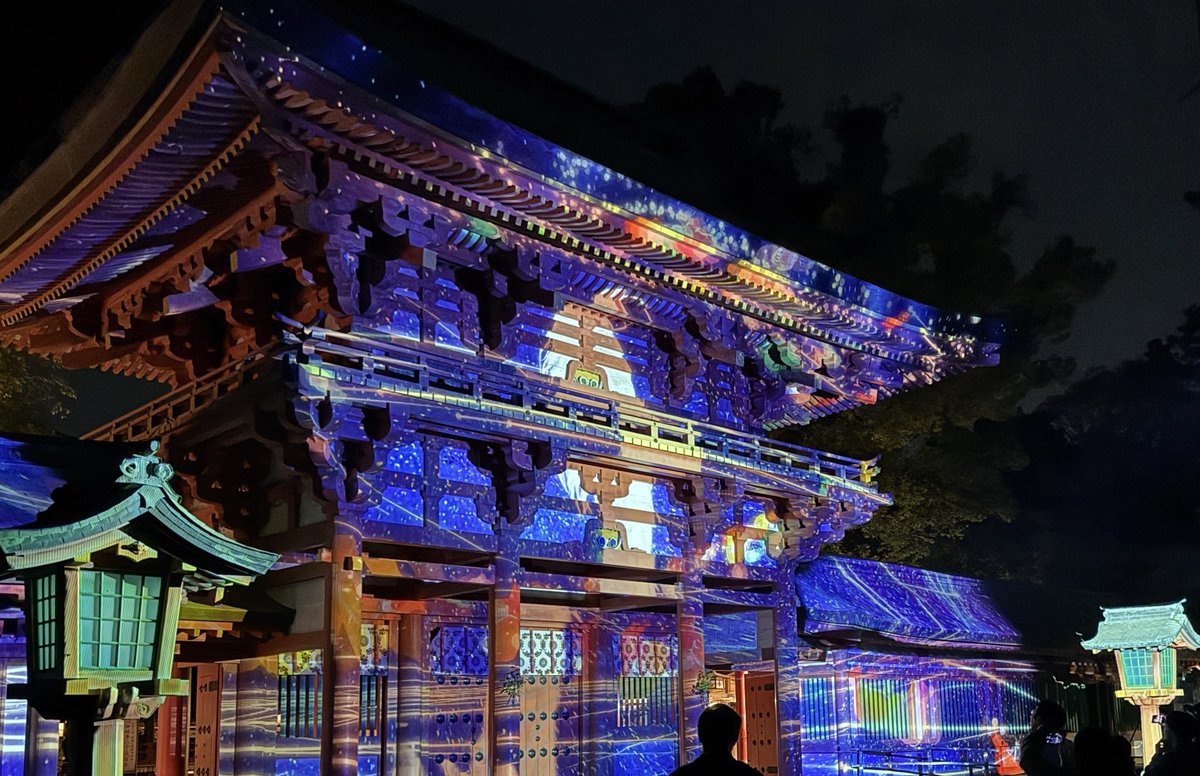 UehKm's tweet photo. 氷川神社のプロジェクションマッピング、とっても良かった！！
何より、伝統と歴史のある氷川神社をキャンバスにこんな演出されるというのが素晴らしい🤣
肌寒い中、並んで観た甲斐がありました👍 https://t.co/nAhftoimy3