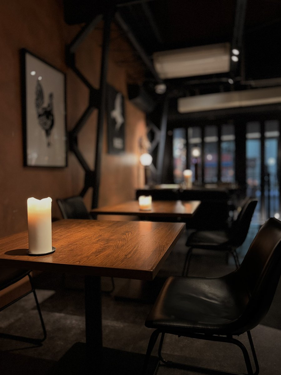 今夜はこちら✨️ 森下「BLESS」“焼鳥×イタリアン”という新しい体験ができるお店(・ω・)ﾉ
最初のかしわは、皮パリ・中はジューシーで感動の火入れ。前菜のマッシュルームスープは香りが深くてホッとする一杯、本マグロの濃厚カルパッチョはお酒が進むパンチある旨み✨️

焼鳥は