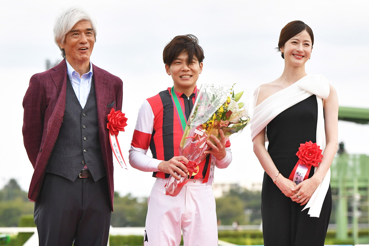 【速報】引退を表明しているイマジンドラゴン、ヴァルシャーレ、#ロイヤルホープ の３頭が出走した有馬記念は、雨天の中逃げたホープがゴール前で差されて２着に終わりました！　山王オーナの夢、グランプリ制覇は次の世代へ引き継がれることになりました。