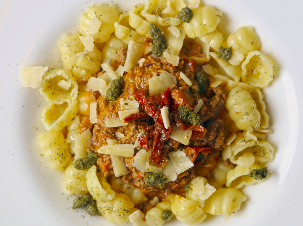 HurmerintaArt's tweet image. Learn about spices and herbs, including their health benefits. This #cookbook is filled with recipes and full-page color photographs of delicious side dishes, salads, soups, pasta, fish, shrimp, chicken, lean meat and healthy desserts. 
Save 50% today! a.co/d/b3Kd4XU