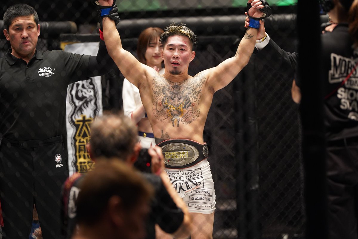 Gigio_jp's tweet image. プロ修斗後楽園ホール大会
メインイベント 世界フライ級チャンピオンシップ5分5R
関口祐冬（王者／修斗GYM東京）
亮我（挑戦者／ゴンズジム）
#shooto1116
互いに、テイクダウンしてトップから攻め、また逆を取られる。3R 関口選手が仕掛けるが、下になると亮我選手逃さず、バックチョーク一本勝ち。