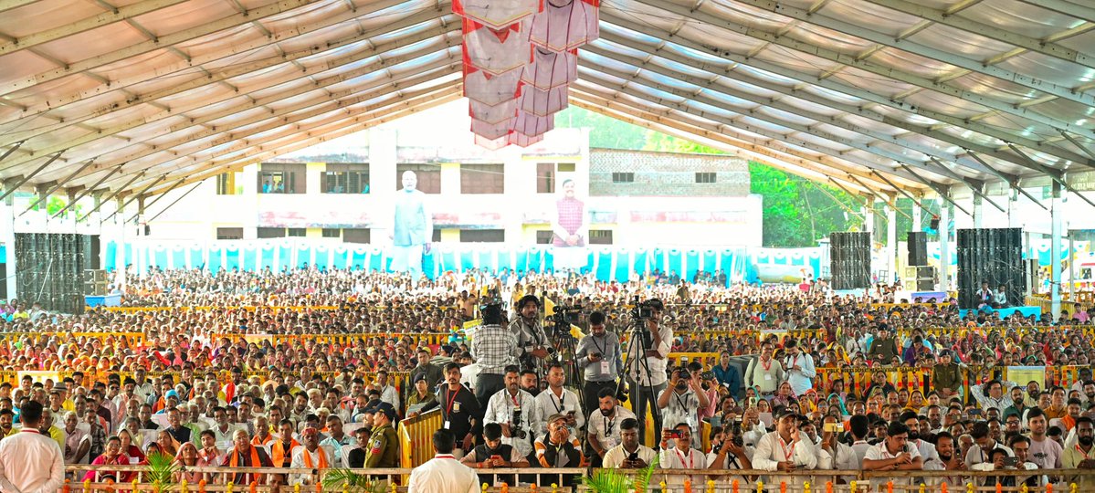 Green Energy का हब बनेगा शाजापुर… 

आज मक्‍सी, जिला शाजापुर में ₹8174 करोड़ की 6 औद्योगिक इकाइयों का शिलान्यास एवं भूमिपूजन किया। 

कार्यक्रम में प्राकृतिक आपदा से प्रभावित जिले के 60 हजार किसानों को ₹39.50 करोड़ की राहत राशि का अंतरण कर, सरदार वल्लभभाई पटेल सांदीपनि विद्यालय