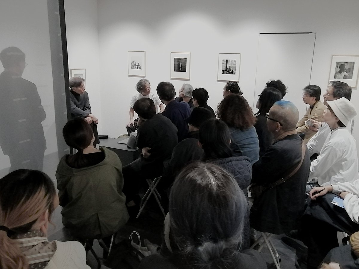 plus1art's tweet image. 終了｜影の中の楽園ーデレク・ジャーマンの庭＼奥宮誠次(写真)・池田啓子(インスタレーション)、協力・藤本由紀夫(サウンド)｜10/29ー11/15｜
写真は11/1トークイベントのスナップ。撮影時のエピソードや、映画「デレク・ジャーマンの庭」から登場人物を除いた短縮版を藤本由紀夫の解説で鑑賞。