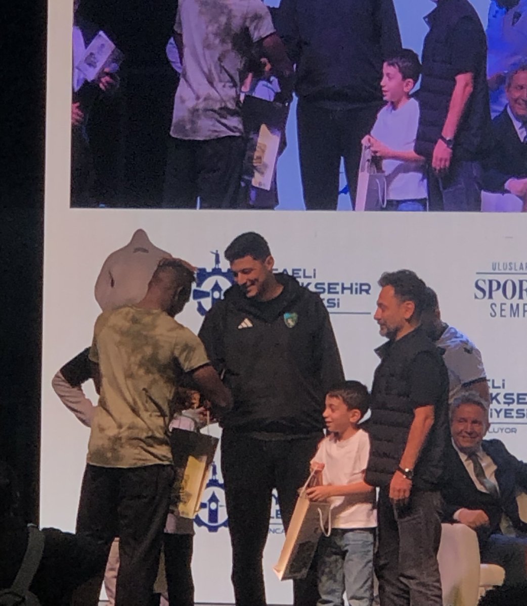 Bizim eve bilgisayar geldi, yaşıtlarım metin 2 oynuyordu ben Vikipedi’de, Körfez org’da Kocaelispor’un geçmişini araştırıyordum. Kazandığım forma HM Lise başkanı Berat kardeşime hediyemdir.