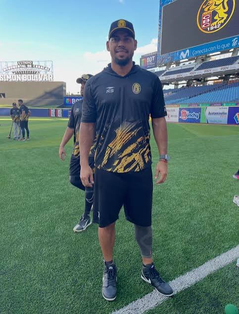 RepubCaraquista's tweet photo. Y van 3 seguidas (derrotas)
#NotiTips del #NotiCueva🦁
No dan pie con bola
🔵#Leones cayó 1-5 ante #Lara y sigue dando bombonas de oxígeno
🟡La ofensiva quedó limitada a 4 hits, aquella que la semana pasada destrozó récords y topes
⚫️Ayer fue la producción de carreras más baja en lo que va de 25-26
⚪️También recibieron 12 ponches y dejaron a 10 corredores en circulación.
🔵Wilmer Font, no vestía el uniforme de los Leones desde diciembre de 2016, llegó a retirar a 9 bateadores de Cardenales antes de complicarse en el final del 3er inning.
🟡Se preveía una salida corta para Font, de 35 años de edad, que terminó siendo el pitcher derrotado (0-1) después de 2.2 episodios en los que recibió 3 hits y un par de rayitas, dio una base por bolas y repartió 5 ponches
⚫️Norwith Gudiño, que se lastimó la espalda el miércoles, regresó a la lomita con una buena actuación y vio bajar su efectividad a 1.23
⚪️Beck Way, que había sido sacado del roster para esta semana, fue dejado en libertad porque se lesionaba hasta tomando agua, le decían Ronald Vargas.
🔵Orlando Arcia, que tenía intención de sumarse alrededor del 15 de noviembre, sigue en conversaciones con la gerencia, porque seguro tiene “asuntos personales que atender”
🟡Ayer se dio el debut en la temporada para dos lanzadores del Caracas: Wilmer Font y Wilkel Hernández. El primero tenía casi una década sin lanzar en la #LVBP, mientras que el segundo fungirá como relevista porque intenta convertirse en cerrador.
⚫️Sólo 2 jugadores importados están en el roster activo de Leones: el estadounidense J.C. Keys y el dominicano Tyrone Yulie, que ni siquiera ha debutado.
⚪️Freddy Fermín sigue sin fecha para reportarse.
🔵Lenyn Sosa no viajó a Barquisimeto con el equipo y en el circuito radial tienen información de que se debió a compromisos familiares.
🟡Pero Héctor Cordido dijo en la transmisión de TV, que los jugadores tenían gripe y que si no veías a alguien en el #LineUp era por esto, según le había dicho El Emperador que tenemos de manager
⚫️Tampoco estuvo disponible Aldrem Corredor, que se perdió su primer partido de esta temporada. Dicen que por gripe
⚪️Harold Castro y José Rondón fueron recibidos con aplausos por la afición larense, en retribución a su aporte como refuerzos en la postemporada pasada.
🔵12 turnos consecutivos sin imparables tenía Johnny Pereda antes de conectar el sencillo impulsor de una carrera que dio en el 6to
🟡La ofensiva se ponchó 8 veces ante el abridor de Lara.
⚫️Leandro Cedeño ha conectado 7 hits desde su incorporación a Leones y todos son extrabases: un cuadrangular y 6 tubeyes. Tiene 6 juegos seguidos con al menos un imparable.
⚪️8 juegos multihits tiene Harold Castro (hoy de 5-2), que en Barquisimeto disputó su encuentro 13 de esta zafra. Que manera de batear
🔵En 3-7 quedó el récord de Leones como visitantes, uno de los peores en el circuito.
🟡El enfrentamiento histórico entre estos conjuntos quedó ahora 296-283 a favor de Leones y la serie particular de esta temporada está igualada 1-1.
⚫️Juego rápido ayer, 2 horas y 58 minutos duró el choque ente Leones y Cardenales en Barquisimeto
⚪️Lara reportó una asistencia de 8.749 aficionados en el parque Antonio Herrera Gutiérrez y leones sigue firme como el equipo que más mete gente de visitante
🔵Leones cerrará la 5ta nefasta semana de la temporada como visitante, donde no ganamos ni con trampa, con una parada en Maracay para enfrentarse con los viejitos de Tigres de Aragua
🟡Hoy está anunciando Erick Leal como abridor, si no le da gripe o tiene asuntos personales
#RepubliCaraquista 🦁el original