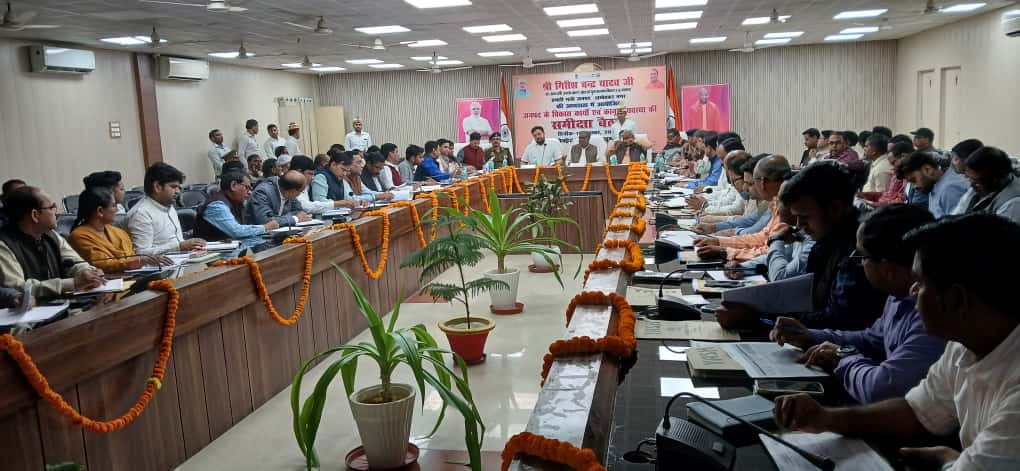 दिनांक 16 नवम्बर 2025 को माo राज्य मंत्री (स्वतंत्र प्रभार) खेल एवं युवा कल्याण विभाग उत्तर प्रदेश/प्रभारी मंत्री अम्‍बेडकरनगर,श्री गिरीश चंद्र यादव जी की अध्यक्षता में जनपद के विकास कार्यों तथा कानून व्यवस्था की समीक्षा बैठक कलेक्ट्रेट सभागार में आयोजित किया गया। <a href="/CMOfficeUP/">CM Office, GoUP</a>