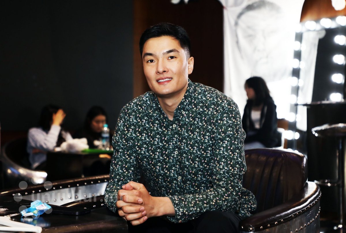 Би энэ залууг их хүндэлдэг юм. Тэр зөвхөн комедиан биш. Тэр егөөдлөөрөө ардчилал эрх чөлөөг залуусын дунд түгээж, хамгаалж байдаг нийгмийн зүтгэлтэн юм. Манай нийгэм өөрсдийн гэсэн цуст дарангуйлагч данхат "Ким Жон Ун"-тай болж байхад тэр манлайлж Спартак лугаа адил эр зориг