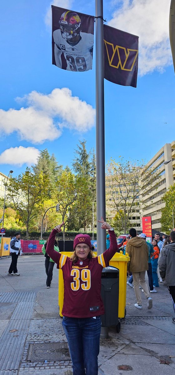 Repping <a href="/JR1ERA/">Jeremy Reaves</a> in Madrid!  Vamos Commamders!  #RaiseHail