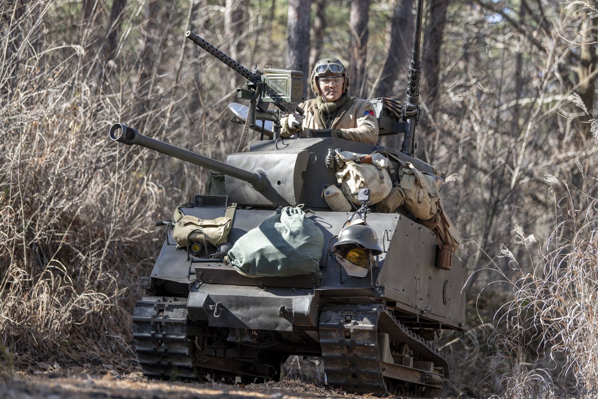 WOLFGANG1945's tweet photo. Hello. I'm the creator of this tank.
This is a really cute and adorable illustration.
 I feel lucky to have made this tankette so I can see the picture of her and the little shaman. Thank you. https://t.co/pahJ0Qa29o
