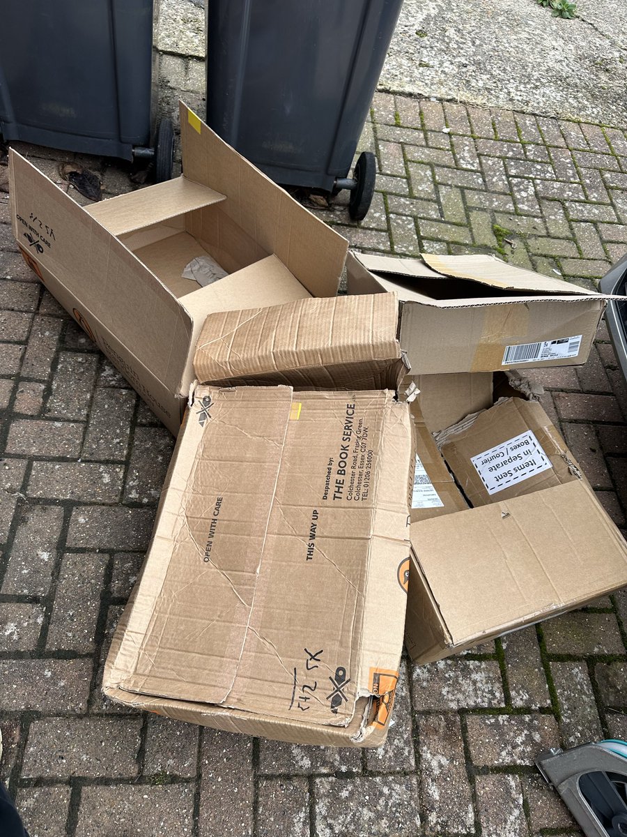 Lots of empty book boxes 📦 Always a good sign on a school book tour. Empty boxes = more young readers 😁 @puffinbooksuk @barringtonstoke @nosycrow