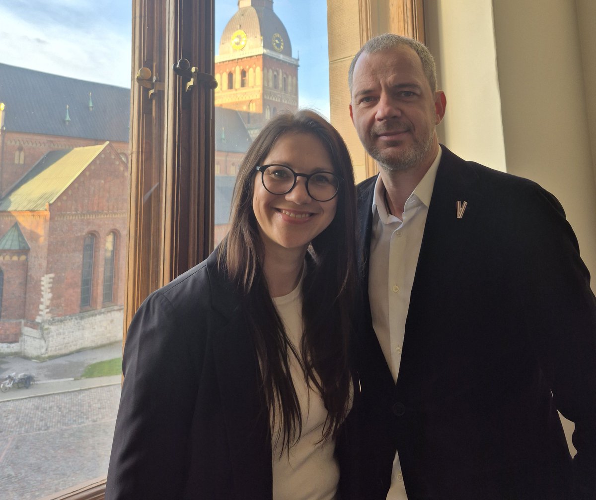 Klasika_LR3's tweet photo. "Cik ļoti armija līdzinās simfoniskajam orķestrim!" atzīst @LNSO arfiste IEVA ŠABLOVSKA un viņas dzīvesbiedrs saksofonists, Jāzepa Mediņa Rīgas mūzikas vidusskolas direktors AINARS ŠABLOVSKIS. Jau vairākus gadus viņi ir brīvprātīgie zemessargi: https://t.co/nNYFRPPGPO https://t.co/oCgw7TIK5u