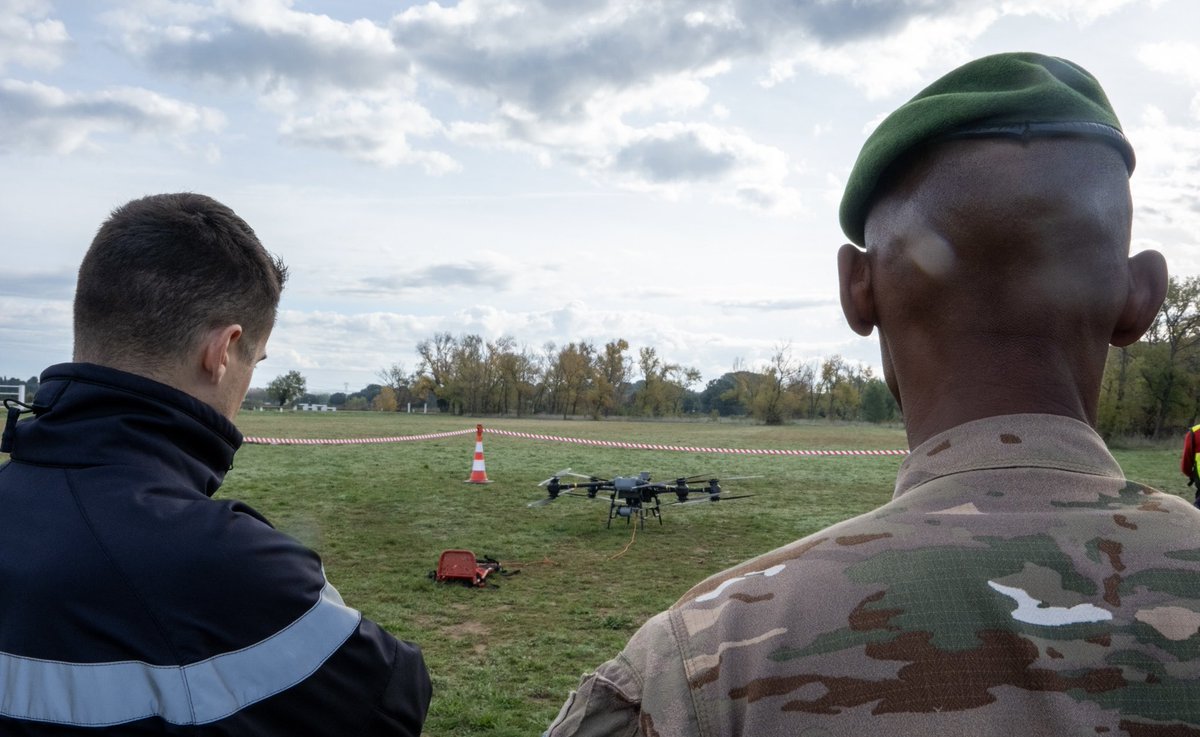 CDC1REG's tweet image. Démonstration impressionnante du #drone porteur de chargeslourdes du @pompiersdugard à Laudun !

Une vraie puissance aérienne mise en œuvre par les pompiers pour renforcer les interventions d’urgence. 🚁🔥
Bravo aux SDIS30 👏