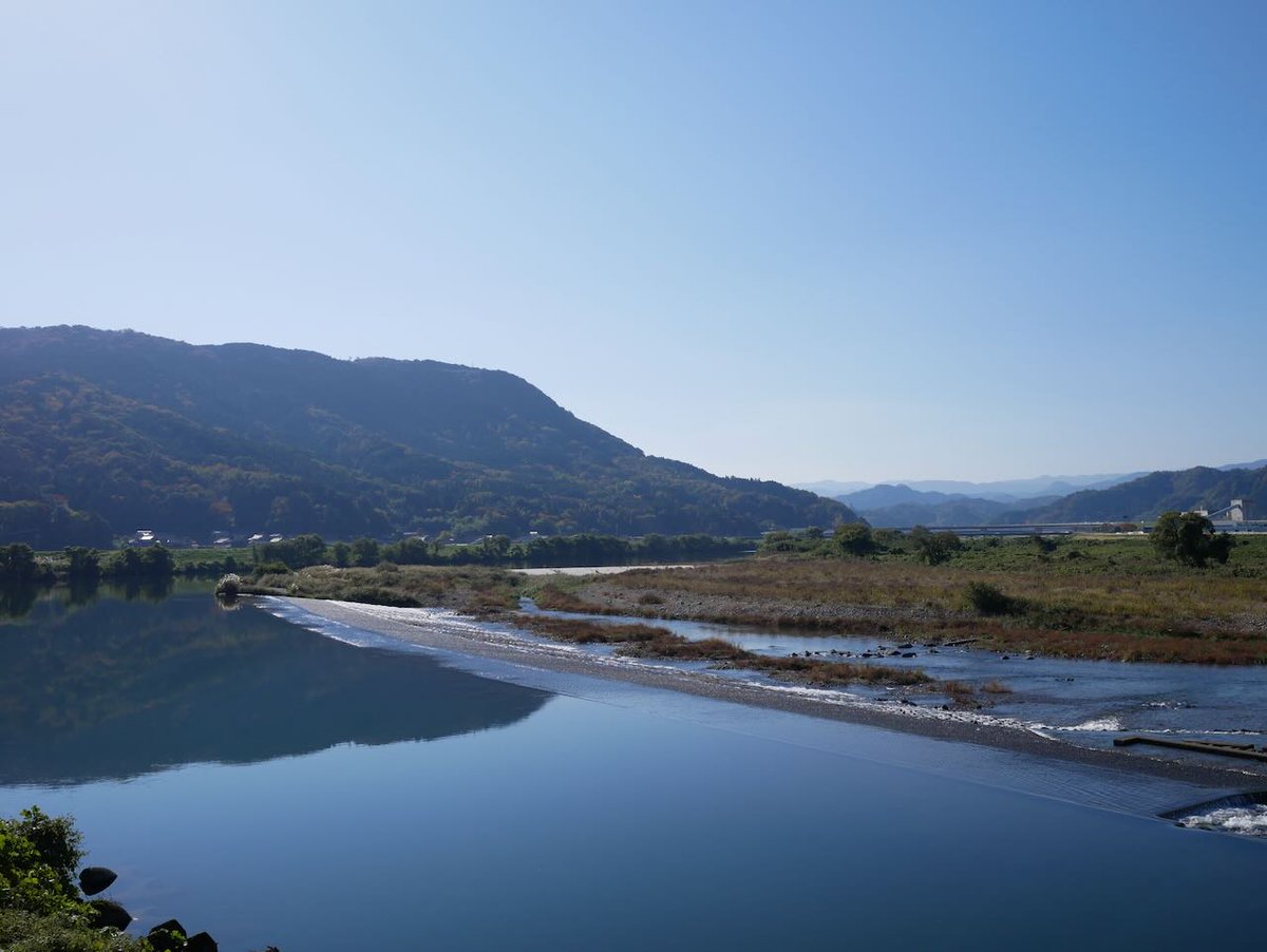 lc575able's tweet image. 鳥取県八頭（やず）郡八頭町まで自転車で行ってきました。

円通寺から見た千代川。

八頭町隼（はやぶさ）駅。スズキのハヤブサというバイクの聖地です。本物が停めてあったので記念撮影。

道の駅はっとう。

裏手の「れんげ亭」で唐揚げ定食を食べました。
外はカリカリ、中はふわふわです。