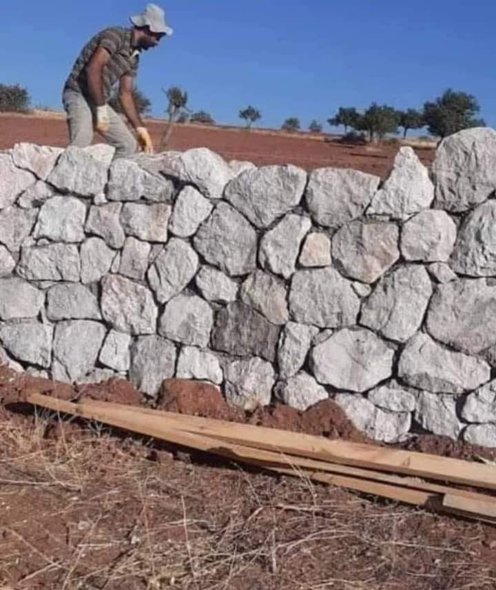 Ferdi_Karabasan's tweet image. “İlk defa İsveç&apos;te bir kızla çıktık.
Muhabbet ediyoruz,
kız sevdiğim filmleri soruyor,
okuduğum kitapları soruyor,
gezdiğim ülkeleri soruyor.
Ama işimi sormuyor.
Ben alışmışım Türklere, adın nedirden sonra
ikinci soru işin nedir?
Yok abi döndük dolaştık sevdiğimiz yemeklere falan…