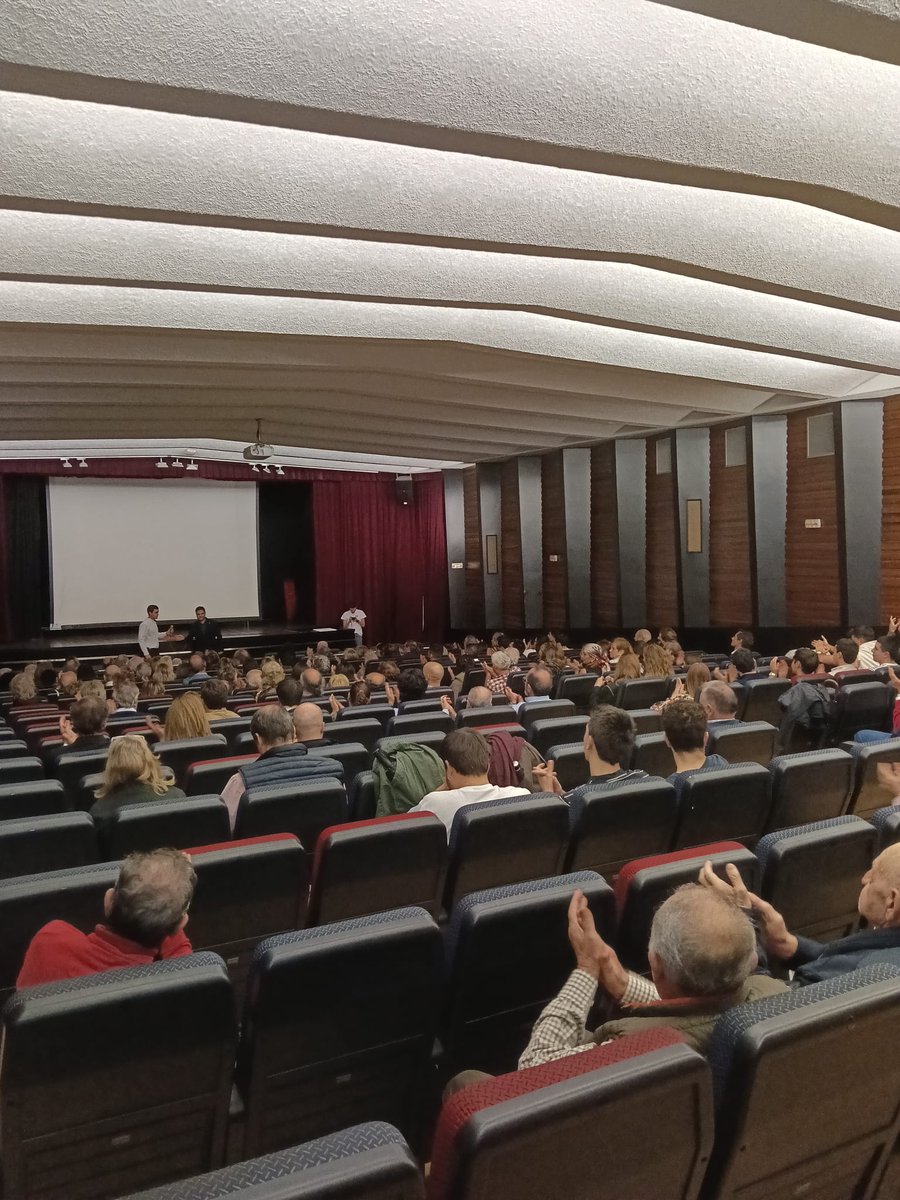 eltorobilbao's tweet photo. ¡Ayer vivimos una jornada redonda!

🔸Por la mañana, coloquio con Miguel Reta

🔹Por la tarde, proyección del documental “Dolores Aguirre: Pasión por el toro”, con la sala rozando el lleno.

🐂Gracias a todos los que os acercasteis a disfrutar del día con nosotros. https://t.co/NNzGYfnkTM