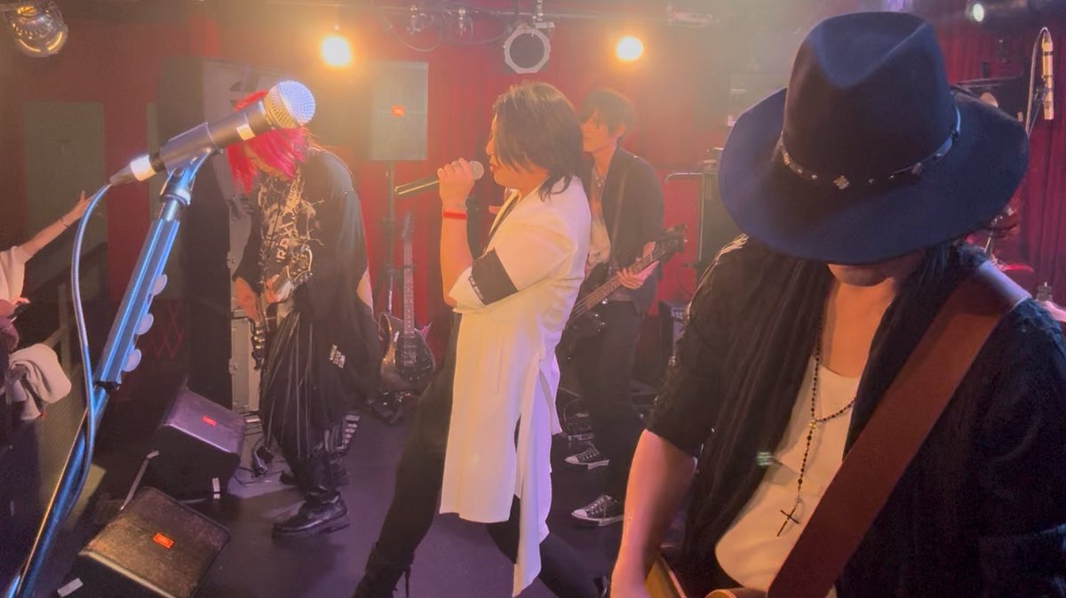 【11.16 GLEAMBRISK set list】
M1.口唇
M2.生きてく強さ
M3.HOWEVER
M4.Missing you
M5.ビリビリクラッシュメン
M6.誘惑(feat.Special guest wyde)
M7.彼女の"Modern…"
M8.beautiful dreamer
#GLEAMBRISK #LIVEdaMonde
#新栄シャングリラ #GLAY #GLAYコピーバンド #グリームブリスク #名古屋 #LIVE