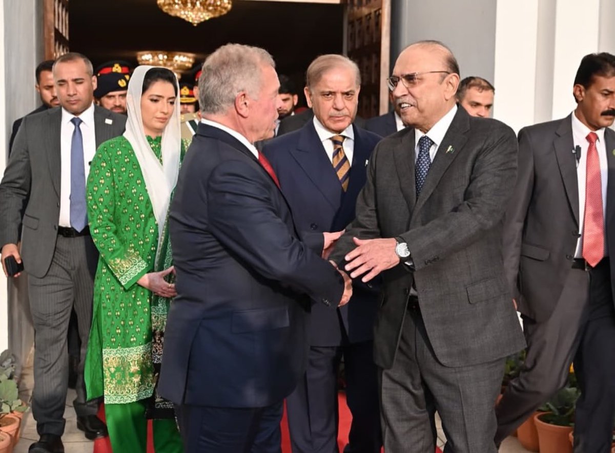 AmaimaIK's tweet image. صدرِ مملکت آصف علی زرداری کی شاہ عبدالّلہ دوم سے ایوانِ صدر میں ملاقات

ملاقات میں خاتونِ اوّل بی بی آصفہ بھٹو زرداری، چیئرمین پی پی پی بلاول بھٹو زرداری اور سینیٹر شیری رحمان شریک۔

صدر آصف علی زرداری کا پاکستان اور اردن کے دیرینہ، برادرانہ تعلقات کو مزید مضبوط بنانے کے عزم کا…