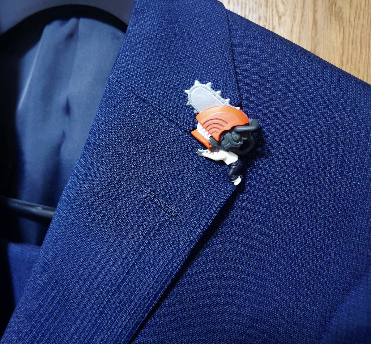 kokepiii2's tweet image. スーツにでっけぇ虫ついてると思ったらチェンソーマンだった🫣